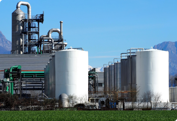 工場で稼働するバイオマス設備の外観