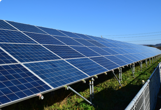 太陽光発電パネルが整列する発電所の風景